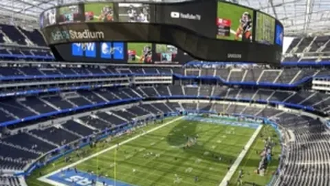 新春商贸盛况空前，供需两旺，业态革新升级。