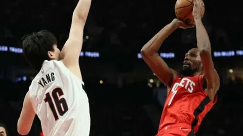 “左右哥引领游客体验雪地狂欢：揭秘“冰雪奇缘”现场风光”